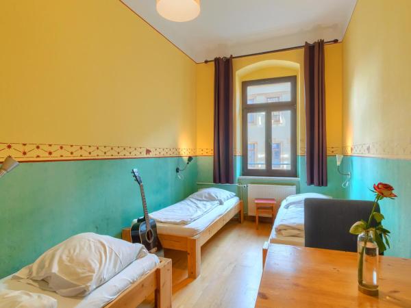 Hostel Mondpalast : photo 6 de la chambre chambre lits jumeaux avec salle de bains commune