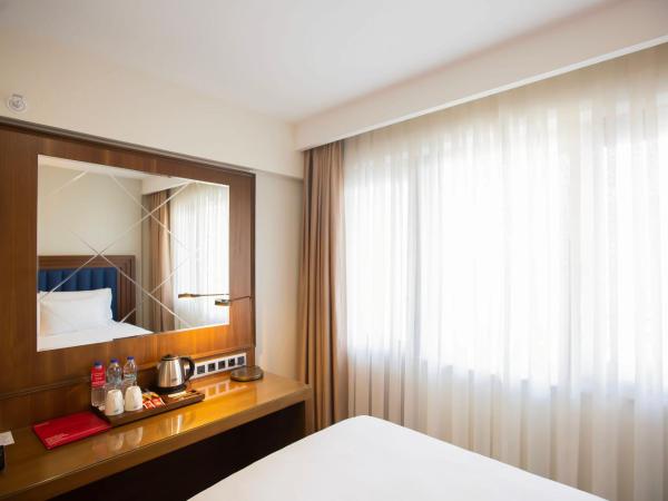 Ramada Plaza Sultanahmet : photo 6 de la chambre chambre lit king-size premium avec balcon - vue sur piscine
