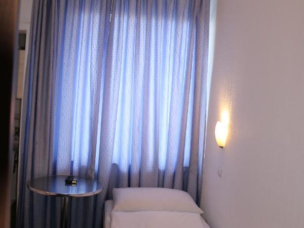 Hotel Berliner Hof : photo 6 de la chambre chambre double ou lits jumeaux avec salle de bains privative dans le couloir