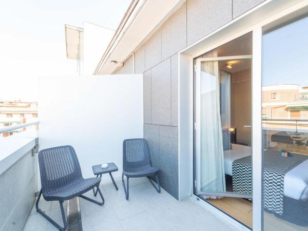 Hotel Zinema7 : photo 6 de la chambre hébergement avec petite terrasse