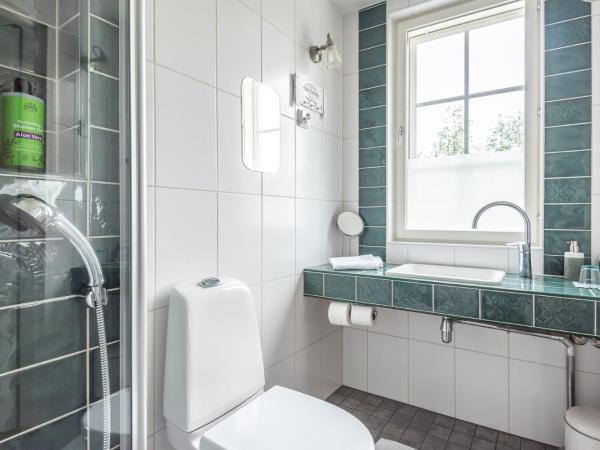 Villa Jokivarsi Bed & Breakfast : photo 4 de la chambre chambre double avec salle de bains privative