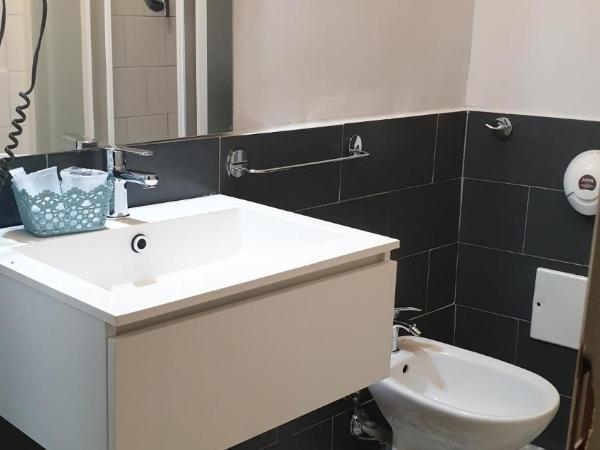 Albergo la Svolta : photo 3 de la chambre chambre triple avec salle de bains