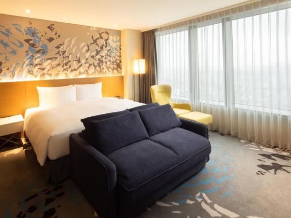 Novotel Suites Ambassador Seoul Yongsan : photo 1 de la chambre suite junior avec un lit double + canapé lit