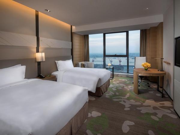 Holiday Inn Nanjing Harbour, an IHG Hotel : photo 1 de la chambre standard twin room with tub and walk-in shower