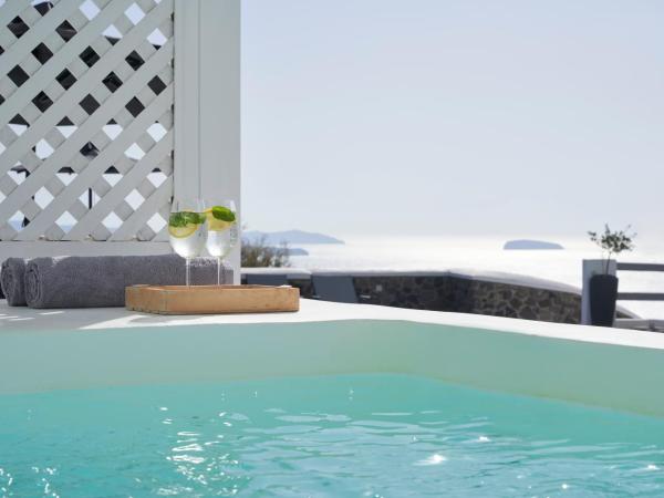 Mr and Mrs White Santorini : photo 9 de la chambre chambre double supérieure - vue latérale sur mer - bain à remous