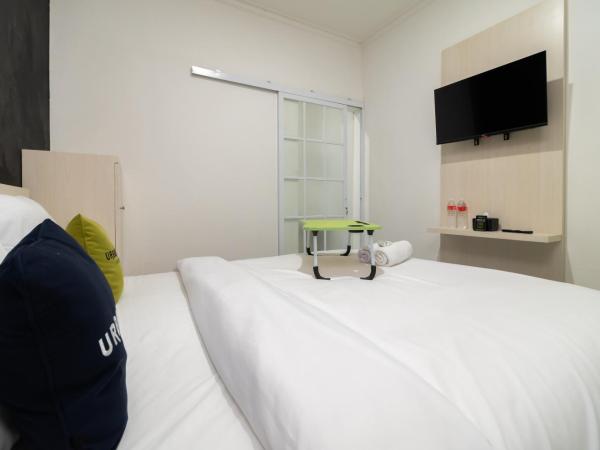 Urbanview Hotel Bizhome Artha Gading Boulevard by RedDoorz : photo 3 de la chambre chambre double supérieure