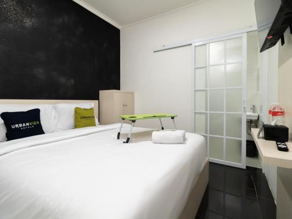 Urbanview Hotel Bizhome Artha Gading Boulevard by RedDoorz : photo 4 de la chambre chambre double supérieure