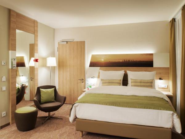 Holiday Inn Frankfurt Airport, an IHG Hotel : photo 2 de la chambre standard room with queen bed and extra bed
