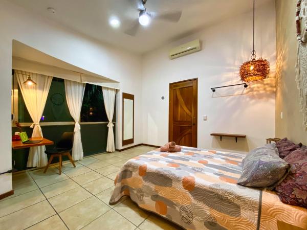 Humant Coliving - Cancún : photo 5 de la chambre chambre lit queen-size avec salle de bains commune