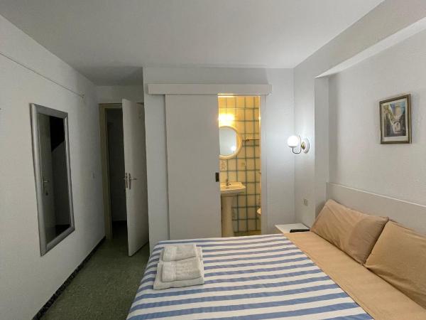 P&R hostals Maria Rosa : photo 2 de la chambre chambre double avec balcon