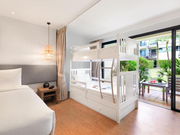 Outrigger Khao Lak Beach Resort - SHA Extra Plus : photo 3 de la chambre hébergement familial lit king-size avec terrasse et jardin