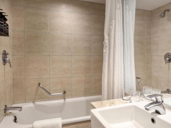 Rydges Rotorua : photo 4 de la chambre chambre lit king-size de luxe avec balcon