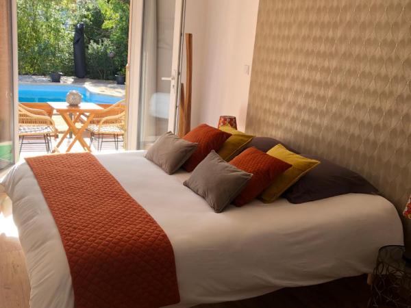 Le Mas Victoria - Chambres d'hôtes avec table d'hôtes : photo 1 de la chambre chambre double - vue sur piscine