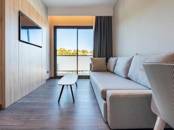 Astari : photo 7 de la chambre chambre familiale avec balcon - vue sur ville