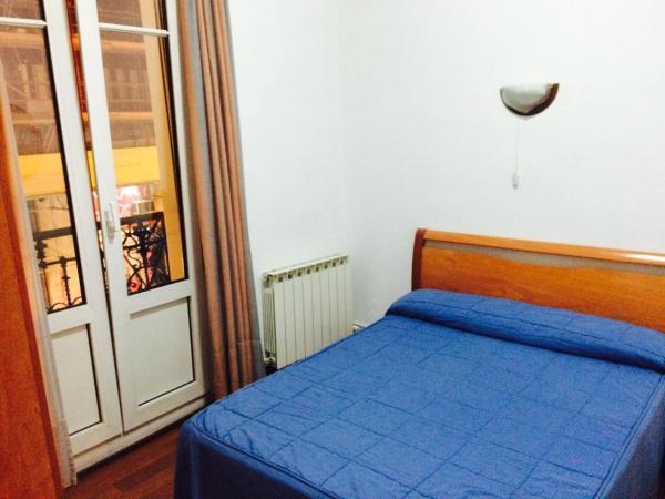 Pension Martinez : photo 7 de la chambre chambre double avec salle de bains commune