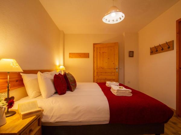 Chalet Coeur des Brévières by Chalet Chardons : photo 4 de la chambre chambre familiale avec balcon