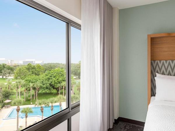 Holiday Inn Orlando International Airport, an IHG Hotel : photo 4 de la chambre standard king room with sofa bed and pool view