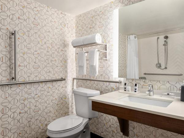 Holiday Inn Orlando International Airport, an IHG Hotel : photo 4 de la chambre chambre lit king-size adaptée aux personnes malentendantes - douche accessible en fauteuil roulant