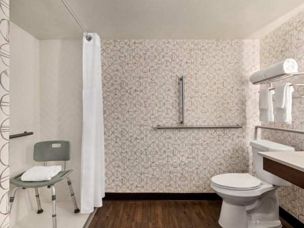 Holiday Inn Orlando International Airport, an IHG Hotel : photo 1 de la chambre chambre lit king-size adaptée aux personnes malentendantes - douche accessible en fauteuil roulant