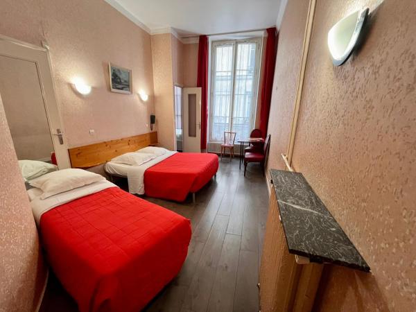 Htel Tiquetonne : photo 2 de la chambre chambre triple avec salle de bains privative