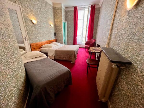 Htel Tiquetonne : photo 1 de la chambre chambre triple avec salle de bains privative