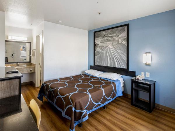 Super 8 by Wyndham Phoenix West : photo 4 de la chambre chambre lit queen-size - non-fumeurs
