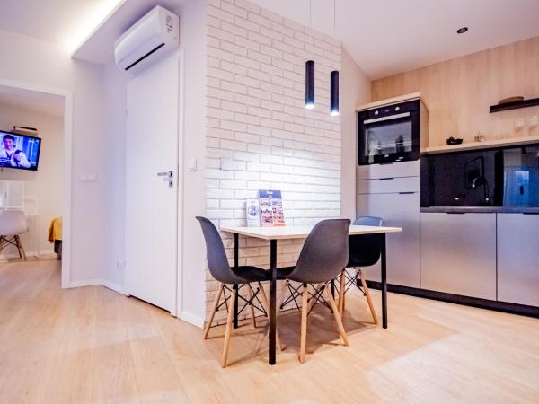 InPoint Apartments G13 near Old Town & Kazimierz : photo 5 de la chambre appartement 1 chambre avec balcon et vue sur le parc