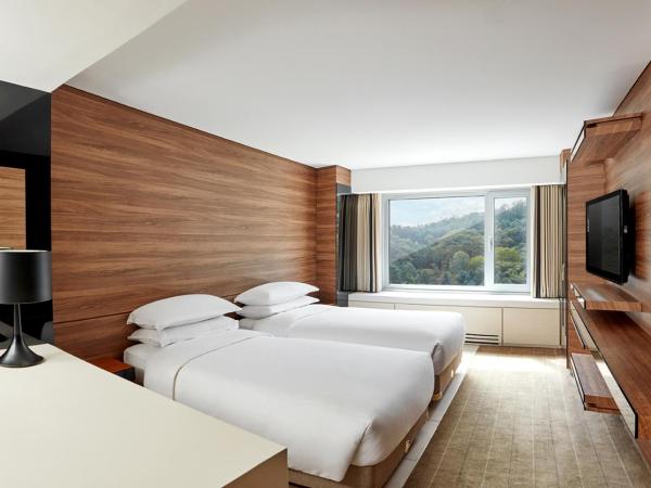 Grand Walkerhill Seoul : photo 1 de la chambre chambre lits jumeaux de luxe avec vue sur la montagne