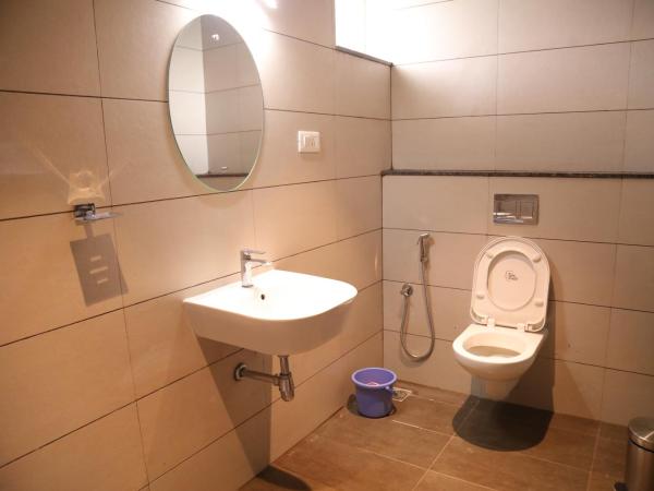 Royal Indraprastha The Hotel : photo 4 de la chambre chambre double deluxe avec baignoire