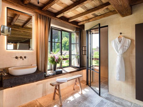 La Ferme Saint Simeon Spa - Relais & Chateaux : photo 3 de la chambre suite junior rénovée avec douche et baignoire de balnéothérapie