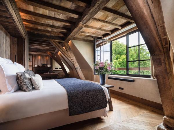 La Ferme Saint Simeon Spa - Relais & Chateaux : photo 1 de la chambre suite rénovée avec douche et baignoire spa - vue sur estuaire de la seine