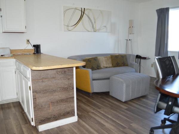 Travelodge by Wyndham Colorado Springs Airport/Peterson AFB : photo 1 de la chambre suite 2 chambres - non-fumeurs