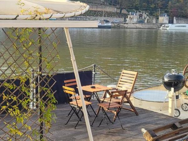 Appartement dans Péniche atypique et idyllique à Confluence : photo 7 de la chambre appartement - vue sur lac