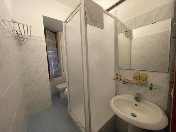 B&B Cavour16 : photo 4 de la chambre chambre triple avec salle de bains privative séparée