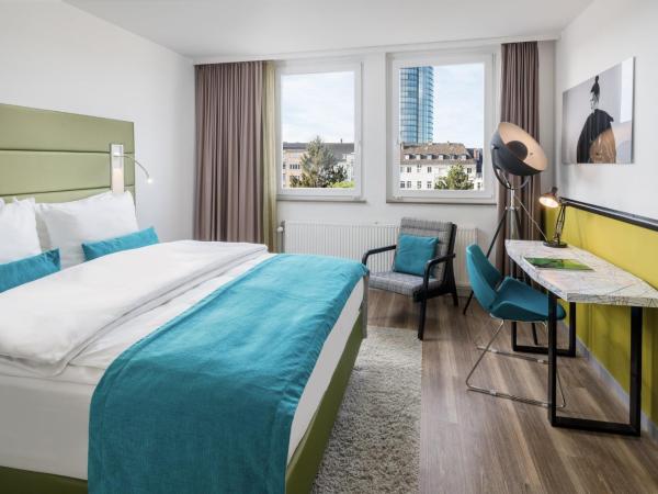 Hotel Indigo - Dusseldorf - Victoriaplatz, an IHG Hotel : photo 5 de la chambre chambre lit queen-size standard - vue sur jardin