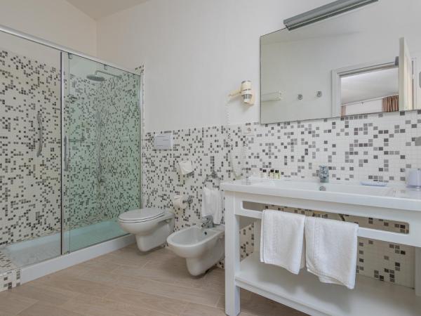 The Pelican Beach Resort & SPA - Adults Only : photo 5 de la chambre suite deluxe avec vue sur mer - forfait plage