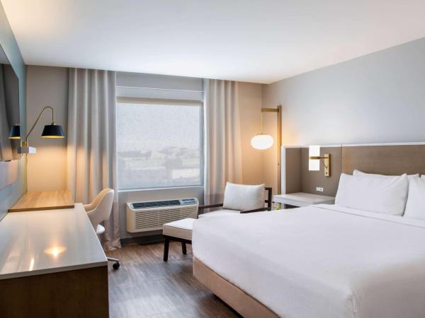 Wyndham Garden Winnipeg Airport : photo 3 de la chambre chambre lit king-size adaptée aux personnes malentendantes - non-fumeurs