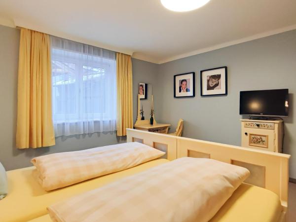 Koller, Pension Haus : photo 5 de la chambre chambre double ou lits jumeaux avec baignoire