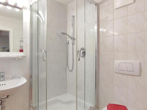 Koller, Pension Haus : photo 6 de la chambre chambre double supérieure avec douche