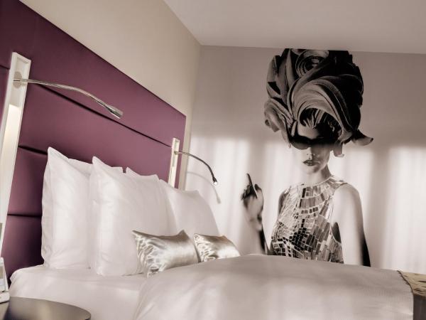 Hotel Indigo - Dusseldorf - Victoriaplatz, an IHG Hotel : photo 7 de la chambre chambre lit queen-size standard - vue sur jardin