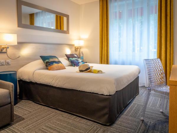 Logis REX HOTEL Lorient : photo 1 de la chambre chambre triple confort