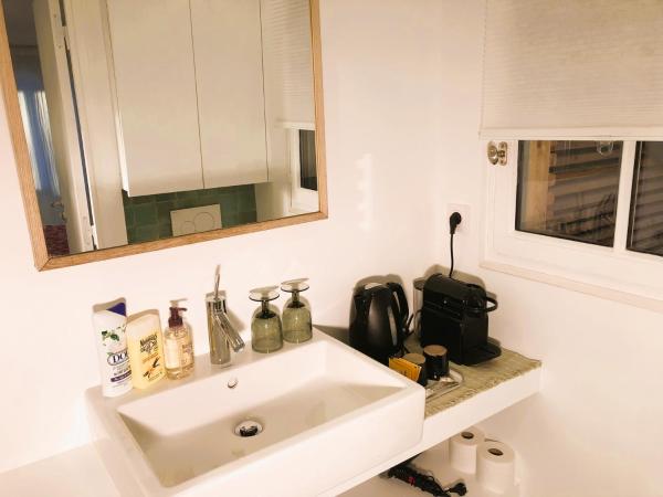 Denis & Virginie - château à pied - parking gratuit : photo 7 de la chambre chambre double ou lits jumeaux avec balcon