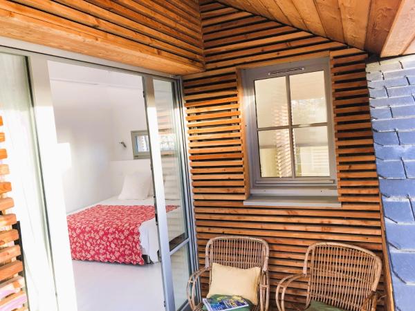 Denis & Virginie - château à pied - parking gratuit : photo 2 de la chambre chambre double ou lits jumeaux avec balcon