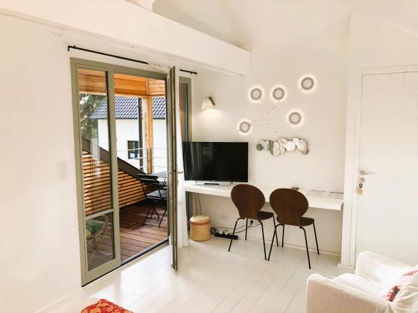 Denis & Virginie - château à pied - parking gratuit : photo 6 de la chambre chambre double ou lits jumeaux avec balcon