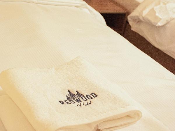 Redwood Hostel : photo 8 de la chambre chambre triple avec salle de bains privative