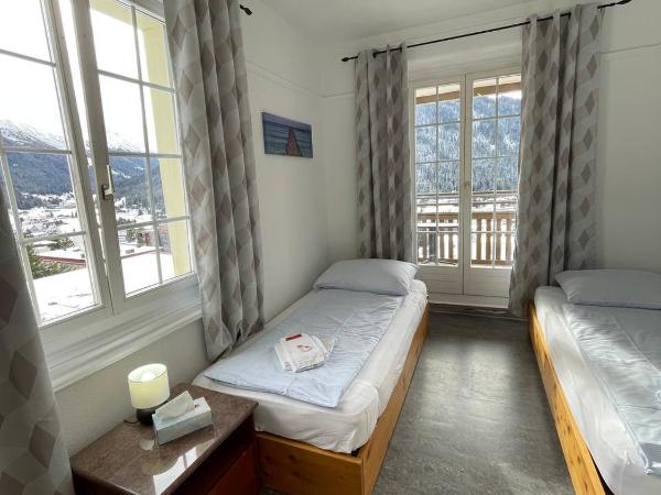 Zentrum Haus Davos : photo 4 de la chambre chambre double avec salle de bains privative