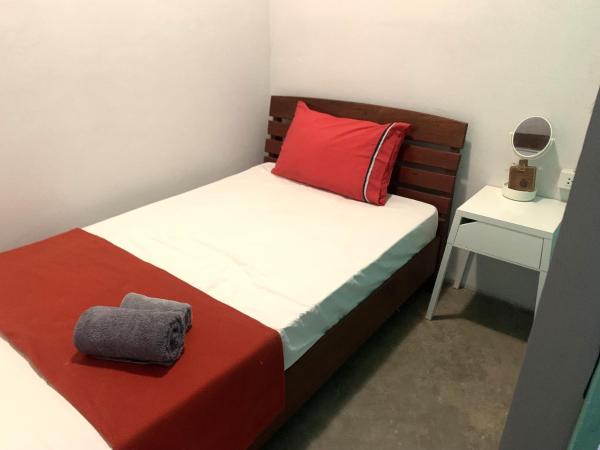 Sleep Sheep Phuket Hostel SHA : photo 2 de la chambre chambre simple avec toilettes et douche communes
