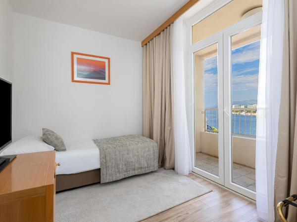 Hotel Splendid : photo 1 de la chambre chambre triple avec balcon - vue sur mer