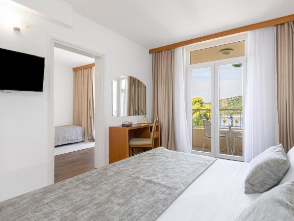 Hotel Splendid : photo 2 de la chambre chambre triple avec balcon - vue sur mer