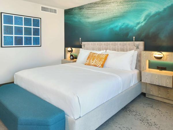 OUTRIGGER Waikiki Beachcomber Hotel : photo 3 de la chambre chambre 1 lit king-size - vue partielle sur océan